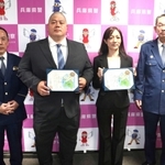 海に飛び込んだ女性を助けてのじぎく賞を受けた黒岡真由美さん（右から２人目）と古味健二さん（同３人目）＝葺合署