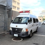送検される男を乗せた警察車両＝６日午後、長田署