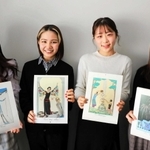 バルビエの版画を基に作ったカレンダーをＰＲする神戸松蔭女子学院大生＝神戸新聞社