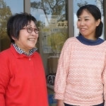 阪神・淡路大震災が題材の映画を制作した朝倉有子さん（左）と浜嶋仁美さん＝神戸市灘区、大和公園