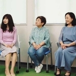 映画「あの日の公園１９９５」の一場面。地域活動の現場で、参加者が震災当時について語り合う（浜嶋仁美さん提供）