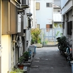 不審火が続発したのは木造の古い民家や空き家が密集する地域だ＝神戸市長田区