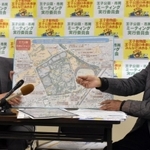 独自に策定した再整備案について説明する「王子公園・市民ミーティング実行委員会」のメンバー＝神戸市役所