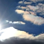 太陽の上に現れたサンピラーとみられる光の筋と、彩雲＝２０日午前、神戸市灘区六甲山町