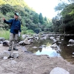 山上を流れる生田川。前田康男さんは物々交換の「市」がこの辺りの河原で開かれたと推測する＝神戸市中央区葺合町山郡