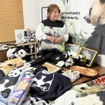 タンタン一筋２２年。グッズに囲まれる尾崎真由美さん＝神戸市西区
