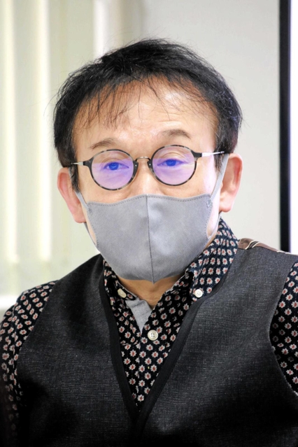 阪神・淡路大震災での震災経験や「しあわせ運べるように」に込めた思いを語る臼井真さん＝神戸市中央区八幡通４