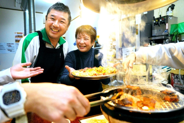 「立呑み処　冨月」を営む高利光さん（左）と妻悦子さん。今も店の２階で焼き肉を出す＝神戸市兵庫区新開地４