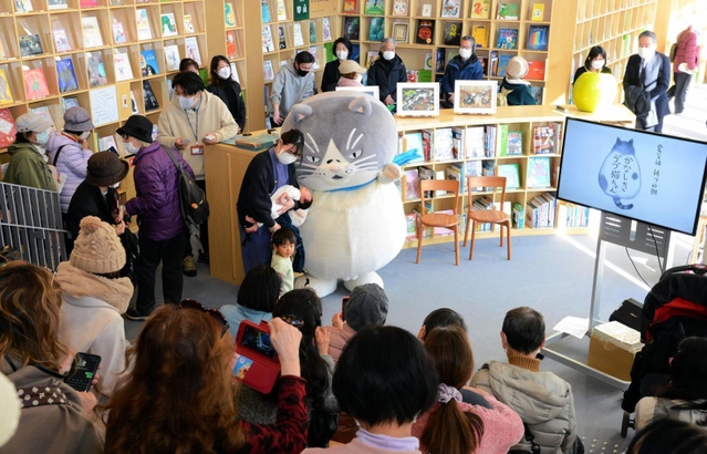 マルと記念撮影する来場者＝神戸市中央区、「こども本の森　神戸」
