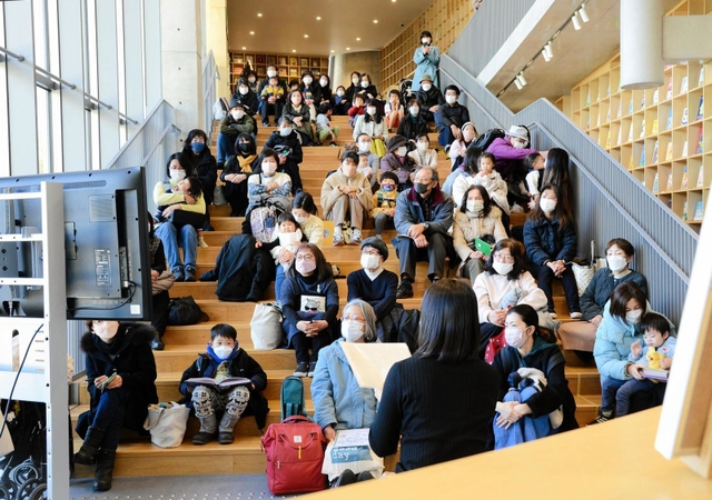 かなしきデブ猫ちゃんの読み聞かせ会の来場者＝神戸市中央区、「こども本の森　神戸」