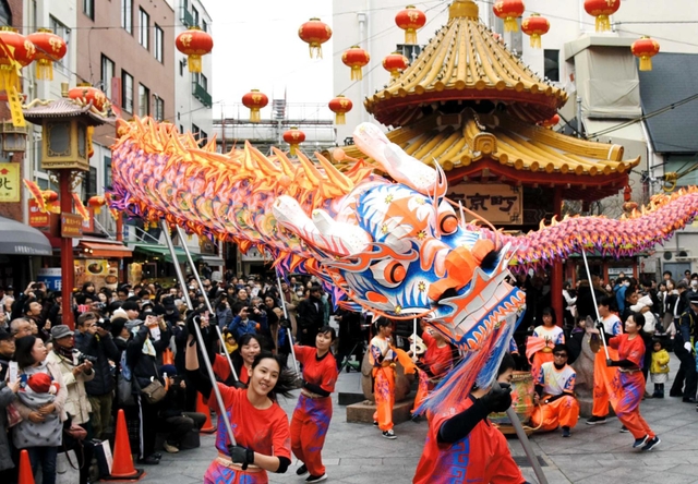 ３年前の春節祭プレイベントで人々を沸かせた龍舞＝２０２０年１月、神戸市中央区元町通１