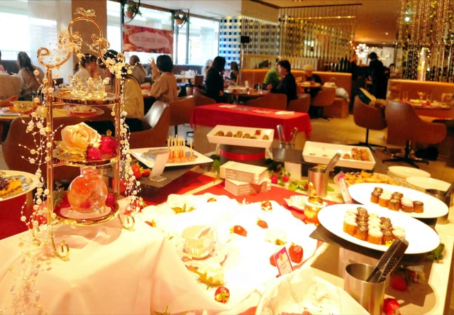 パールを用いて飾られたビュッフェ会場＝神戸ポートピアホテル