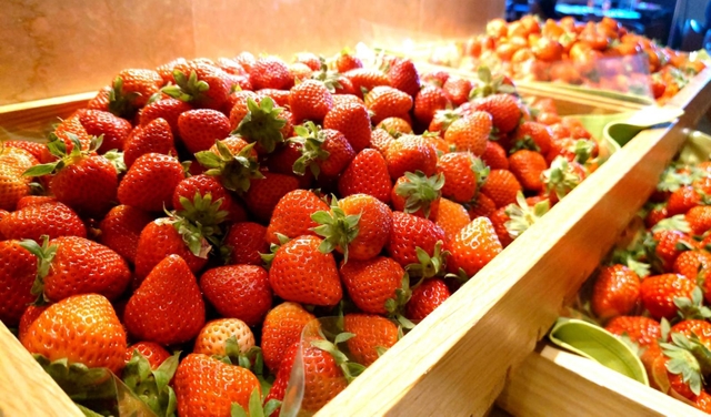 国産イチゴ３種の食べ比べコーナー。「おいＣベリー」など兵庫県産が並ぶことも＝神戸ポートピアホテル