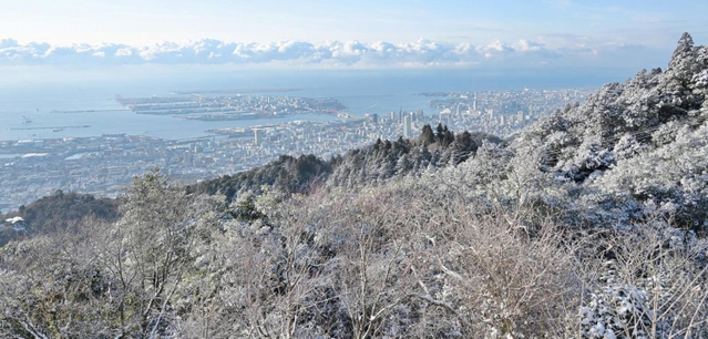 白く染まった摩耶山＝２６日午前、神戸市灘区摩耶山町