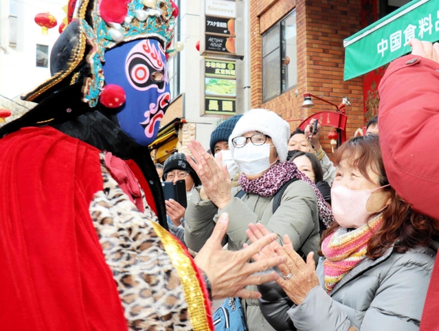 瞬く間に面が変わる伝統芸能「変臉」などが披露されたステージイベント＝南京町広場