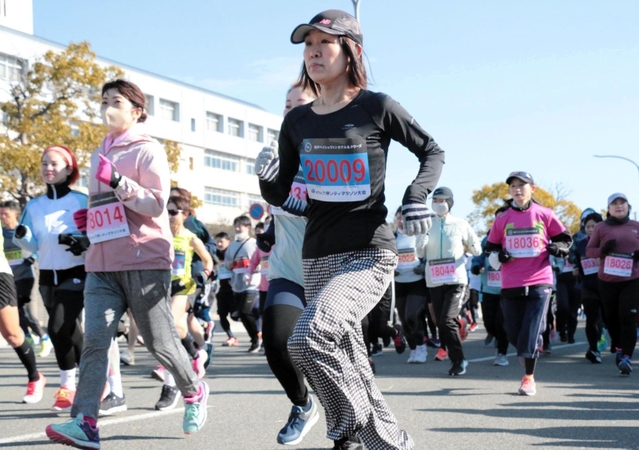 六甲アイランドをランナーが駆け抜ける「六甲シティマラソン大会」＝神戸市東灘区向洋町中９
