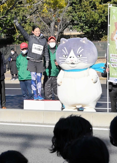 大会を盛り上げた小林祐梨子さんとマル＝六甲アイランド