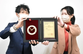 「てまえどり」が新語・流行語大賞に選ばれ、表彰盾を手に喜ぶコープこうべの担当者＝神戸市中央区中山手通４