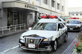 「西部警察」のテーマ曲とともに出発するパトカー＝兵庫署