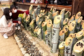 絆」「心」「未来」…竹灯籠に願い込め 阪神・淡路大震災の行事向け