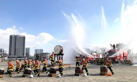 神戸市消防出初式で和太鼓に合わせて披露された「フェニックス放水」＝メリケンパーク