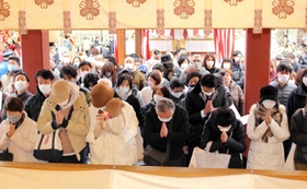 本えびすで１年の福を願う参拝者＝兵庫区西柳原町５