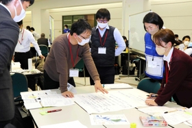 豪雨災害から４日後を想定し、困り事の解決について話し合う参加者＝神戸市中央区東川崎町１、神戸クリスタルタワー