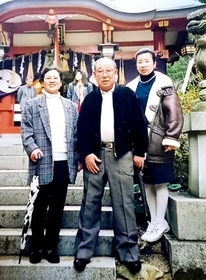 地元の神社へ参拝した（右から）野原神川さんと父幸助さん、母範子さん＝１９９１年、東灘区（野原さん提供）