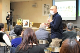 桂光子さんの写真の前で、ゆかりのあった人たちが思いを語った＝長田公民館