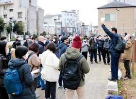 土地区画整理事業で作られた水笠通公園の説明を聞く参加者ら＝神戸市長田区水笠通２