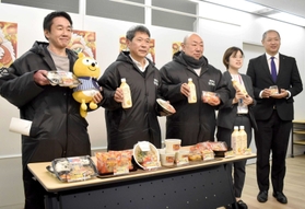 南京町春節祭をＰＲする同町商店街振興組合のメンバーら＝神戸市役所