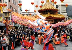 ３年前の春節祭プレイベントで人々を沸かせた龍舞＝２０２０年１月、神戸市中央区元町通１