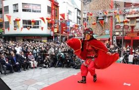コロナ禍前の春節祭のステージ。見物する人々でにぎわった＝２０２０年１月、神戸市中央区元町通１