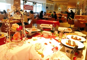 パールを用いて飾られたビュッフェ会場＝神戸ポートピアホテル