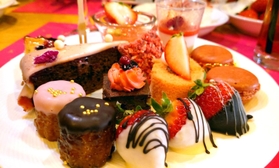 ずらりと盛られたかわいらしいスイーツ＝神戸ポートピアホテル