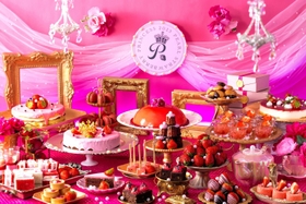 ビュッフェ形式で提供されるイチゴのスイーツ（神戸ポートピアホテル提供）