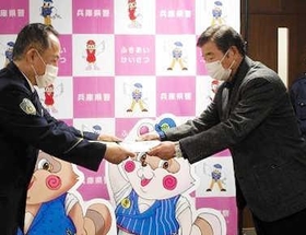 のじぎく賞を贈られた石川正則さん（葺合署提供）