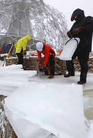 氷棚でできた天然の氷を運び出す職員ら＝２７日午前、神戸市灘区六甲山町