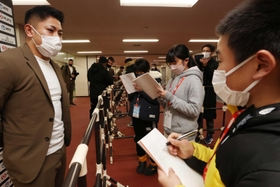 松永選手に試合の感想を尋ねる子ども記者たち＝神戸市須磨区緑台、ユニバー記念競技場