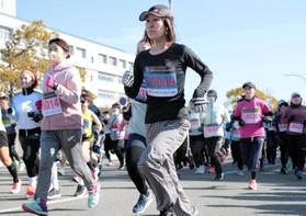 六甲アイランドをランナーが駆け抜ける「六甲シティマラソン大会」＝神戸市東灘区向洋町中９