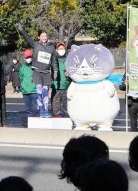 大会を盛り上げた小林祐梨子さんとマル＝六甲アイランド