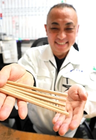 古い木で鉛筆を作り上げた中村賢一さん＝神戸市長田区大橋町１