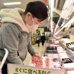商品を手前から取るよう啓発するコープ山手のポップ＝神戸市中央区中山手通４