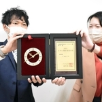 「てまえどり」が新語・流行語大賞に選ばれ、表彰盾を手に喜ぶコープこうべの担当者＝神戸市中央区中山手通４