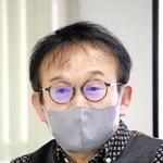 阪神・淡路大震災での震災経験や「しあわせ運べるように」に込めた思いを語る臼井真さん＝神戸市中央区八幡通４