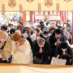 本えびすで１年の福を願う参拝者＝兵庫区西柳原町５