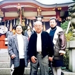 地元の神社へ参拝した（右から）野原神川さんと父幸助さん、母範子さん＝１９９１年、東灘区（野原さん提供）