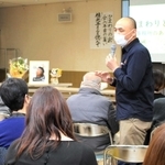 桂光子さんの写真の前で、ゆかりのあった人たちが思いを語った＝長田公民館