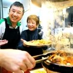 「立呑み処　冨月」を営む高利光さん（左）と妻悦子さん。今も店の２階で焼き肉を出す＝神戸市兵庫区新開地４