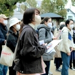 震災時に長田区で起きた火災についての話を聞く参加者＝神戸市長田区本庄町２、大国公園